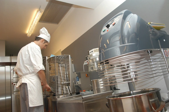 Laboratorio di pasticceria attrezzato